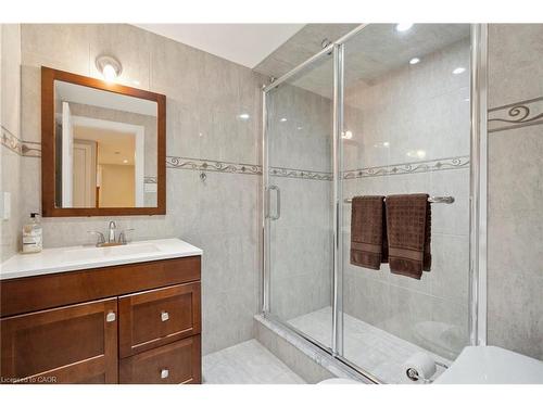 1902 Beechknoll Avenue, Mississauga, ON - Indoor Photo Showing Bathroom