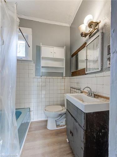 1 Rathgar Street, London, ON - Indoor Photo Showing Bathroom