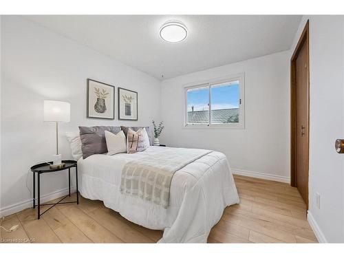 131 Woodbend Crescent, Waterloo, ON - Indoor Photo Showing Bedroom