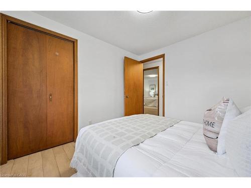 131 Woodbend Crescent, Waterloo, ON - Indoor Photo Showing Bedroom
