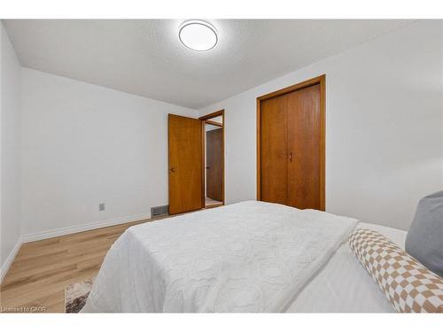 131 Woodbend Crescent, Waterloo, ON - Indoor Photo Showing Bedroom
