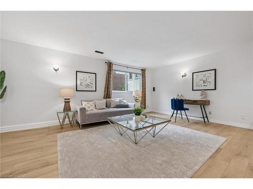 131 Woodbend Crescent, Waterloo, ON - Indoor Photo Showing Living Room
