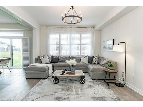 116 Whithorn Crescent, Caledonia, ON - Indoor Photo Showing Living Room