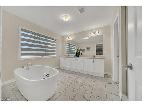 285 Broadacre Drive, Kitchener, ON - Indoor Photo Showing Bathroom