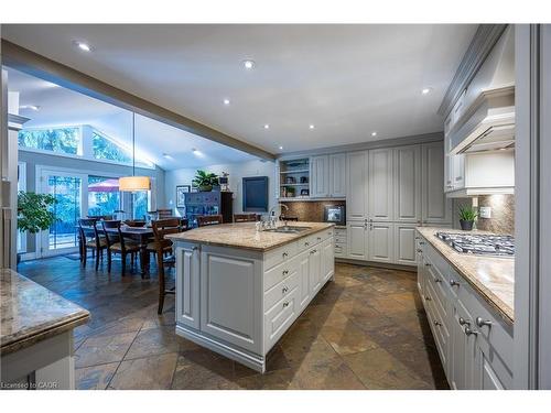 1338 Prince Albert Court, Mississauga, ON - Indoor Photo Showing Kitchen With Upgraded Kitchen