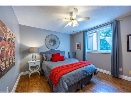 1338 Prince Albert Court, Mississauga, ON - Indoor Photo Showing Bedroom