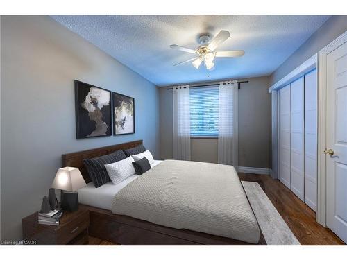1338 Prince Albert Court, Mississauga, ON - Indoor Photo Showing Bedroom