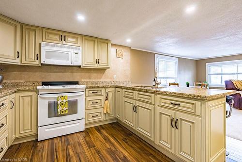 6 Begue Street, Dundas, ON - Indoor Photo Showing Kitchen
