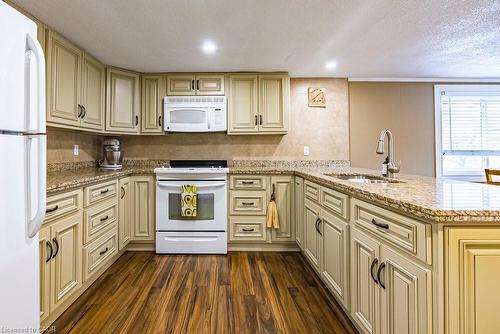 6 Begue Street, Dundas, ON - Indoor Photo Showing Kitchen