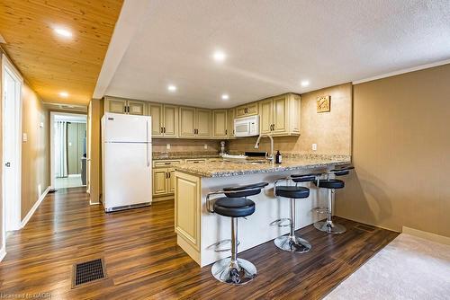 6 Begue Street, Dundas, ON - Indoor Photo Showing Kitchen