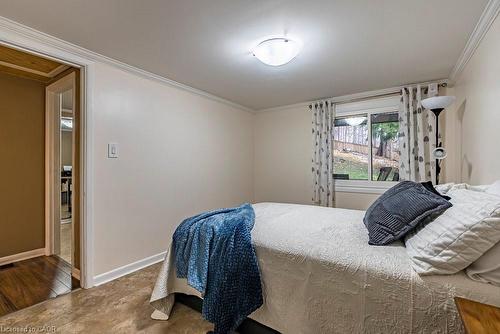 6 Begue Street, Dundas, ON - Indoor Photo Showing Bedroom