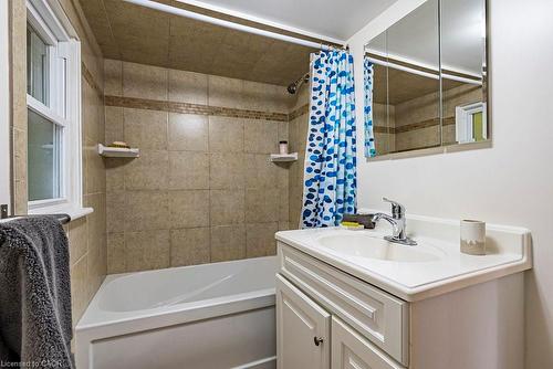 6 Begue Street, Dundas, ON - Indoor Photo Showing Bathroom