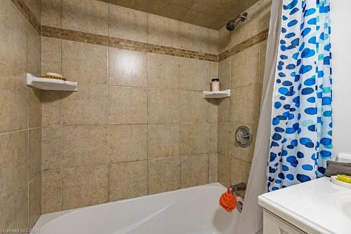 6 Begue Street, Dundas, ON - Indoor Photo Showing Bathroom