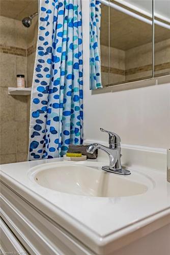 6 Begue Street, Dundas, ON - Indoor Photo Showing Bathroom