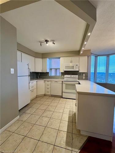 1609-1270 Maple Crossing Boulevard, Burlington, ON - Indoor Photo Showing Kitchen