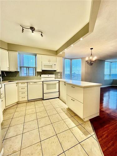 1609-1270 Maple Crossing Boulevard, Burlington, ON - Indoor Photo Showing Kitchen