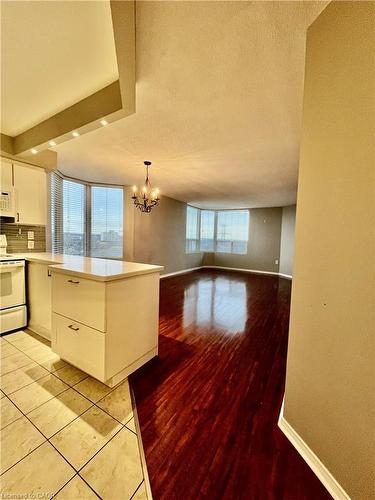 1609-1270 Maple Crossing Boulevard, Burlington, ON - Indoor Photo Showing Kitchen