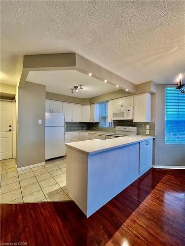 1609-1270 Maple Crossing Boulevard, Burlington, ON - Indoor Photo Showing Kitchen