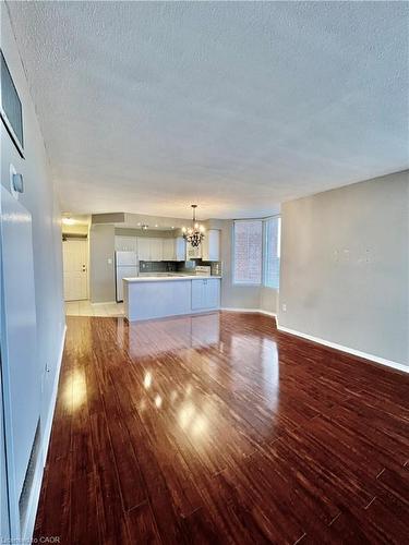 1609-1270 Maple Crossing Boulevard, Burlington, ON - Indoor Photo Showing Living Room