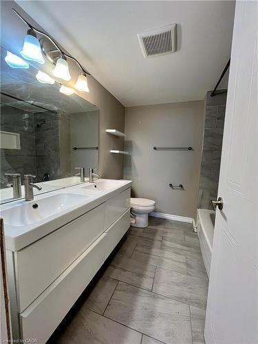 1609-1270 Maple Crossing Boulevard, Burlington, ON - Indoor Photo Showing Bathroom