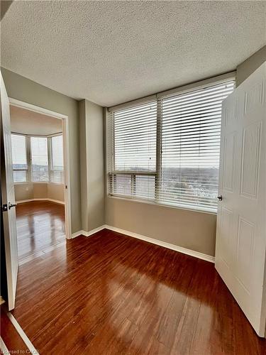 1609-1270 Maple Crossing Boulevard, Burlington, ON - Indoor Photo Showing Other Room