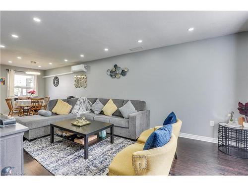 19-271 Thames Street, Ingersoll, ON - Indoor Photo Showing Living Room