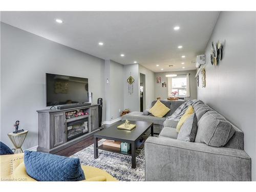 19-271 Thames Street, Ingersoll, ON - Indoor Photo Showing Living Room