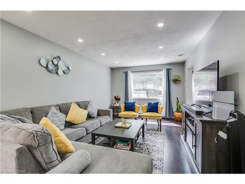 19-271 Thames Street, Ingersoll, ON - Indoor Photo Showing Living Room