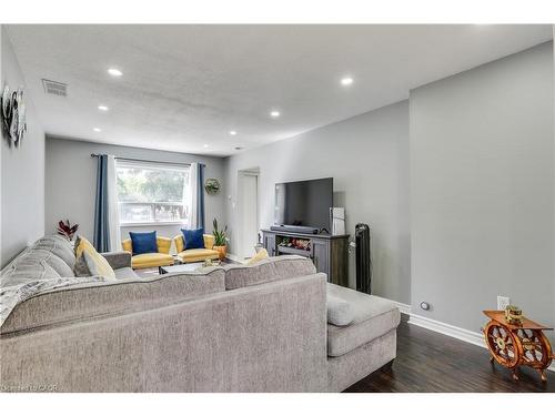 19-271 Thames Street, Ingersoll, ON - Indoor Photo Showing Living Room
