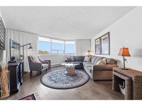 502-166 Mountain Park Avenue, Hamilton, ON - Indoor Photo Showing Living Room
