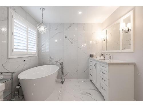 2124 Blackforest Crescent, Oakville, ON - Indoor Photo Showing Bathroom