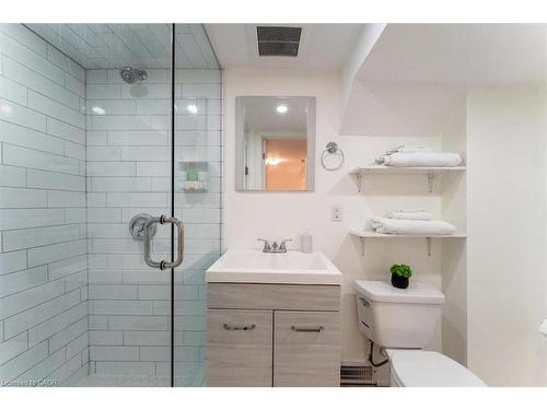 171 Britannia Avenue, Hamilton, ON - Indoor Photo Showing Bathroom