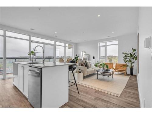 1414-15 Glebe Street, Cambridge, ON - Indoor Photo Showing Kitchen With Upgraded Kitchen