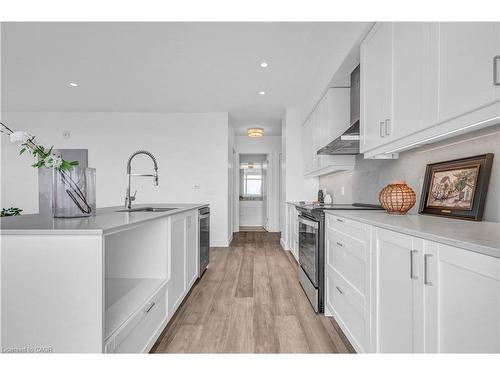 1414-15 Glebe Street, Cambridge, ON - Indoor Photo Showing Kitchen With Upgraded Kitchen