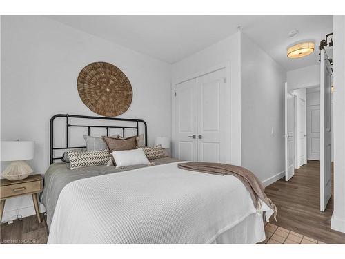1414-15 Glebe Street, Cambridge, ON - Indoor Photo Showing Bedroom