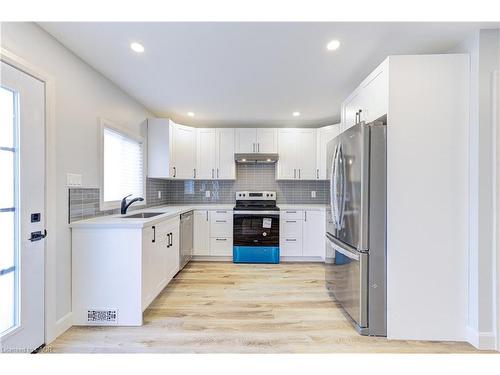 242 East 28Th Street, Hamilton, ON - Indoor Photo Showing Kitchen