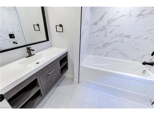 242 East 28Th Street, Hamilton, ON - Indoor Photo Showing Bathroom