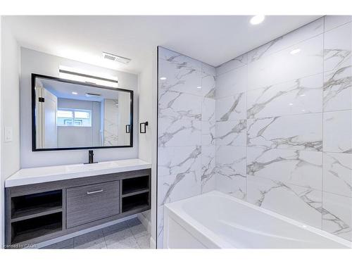 242 East 28Th Street, Hamilton, ON - Indoor Photo Showing Bathroom