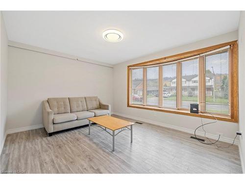 19 Winthrop Place, Stoney Creek, ON - Indoor Photo Showing Living Room