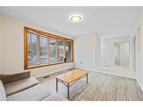 19 Winthrop Place, Stoney Creek, ON - Indoor Photo Showing Living Room
