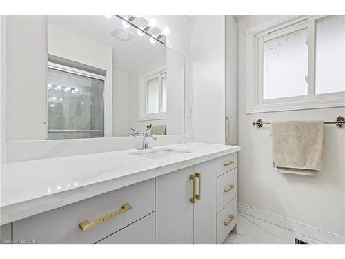 19 Winthrop Place, Stoney Creek, ON - Indoor Photo Showing Bathroom