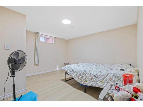 19 Winthrop Place, Stoney Creek, ON - Indoor Photo Showing Bedroom