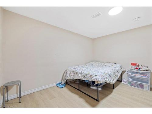 19 Winthrop Place, Stoney Creek, ON - Indoor Photo Showing Bedroom