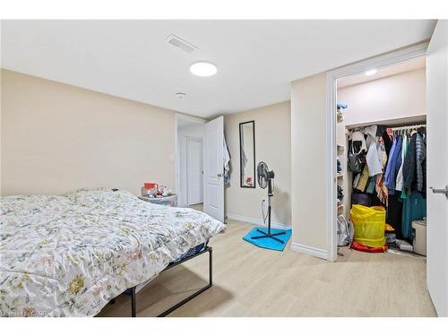 19 Winthrop Place, Stoney Creek, ON - Indoor Photo Showing Bedroom
