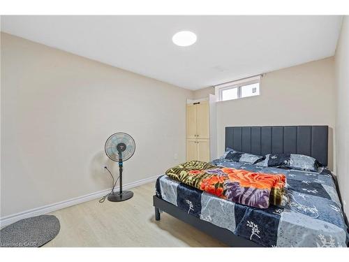 19 Winthrop Place, Stoney Creek, ON - Indoor Photo Showing Bedroom