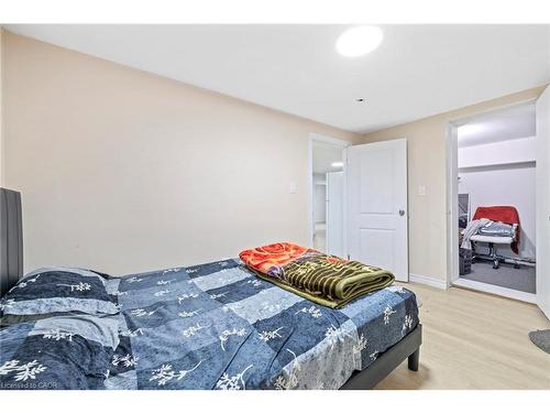 19 Winthrop Place, Stoney Creek, ON - Indoor Photo Showing Bedroom