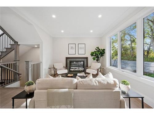 4 Winders Trail, Ingersoll, ON - Indoor Photo Showing Living Room
