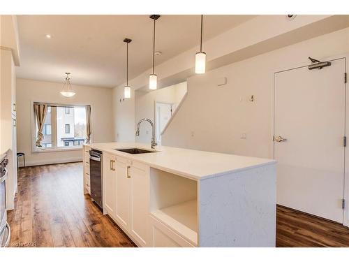4 Lily Lane, Guelph, ON - Indoor Photo Showing Kitchen With Upgraded Kitchen