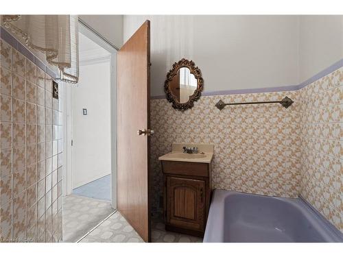 156 Macnab Street N, Hamilton, ON - Indoor Photo Showing Bathroom