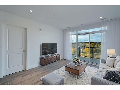 910-15 Glebe Street, Waterloo, ON - Indoor Photo Showing Living Room